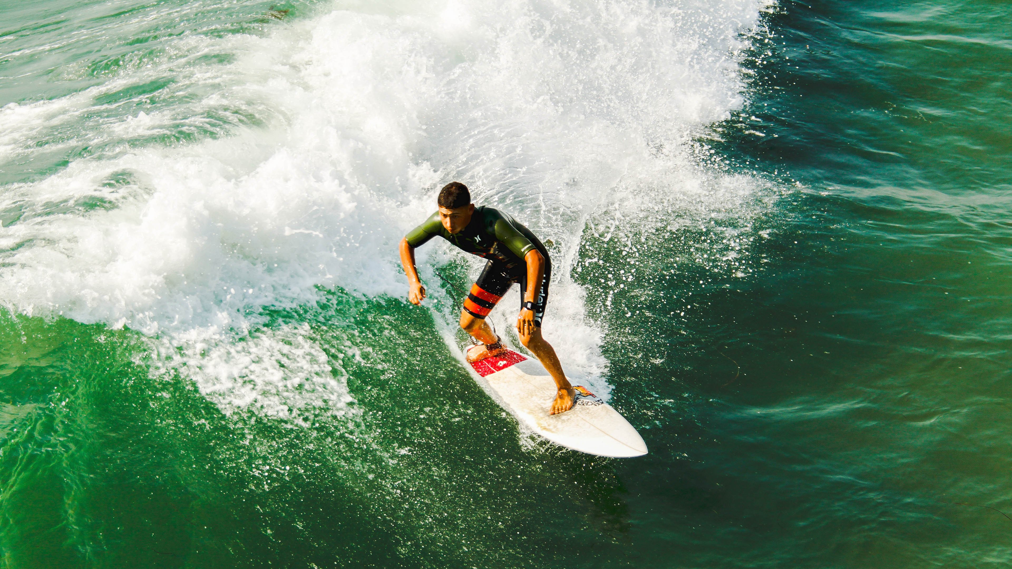勇士火力压制尼克斯，哈登在欧冠半决赛接管比赛，体育精神的跨洋交响